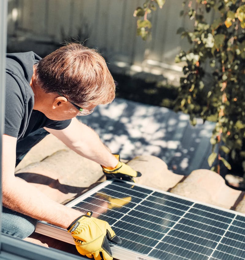Hombre instalando un panel solar